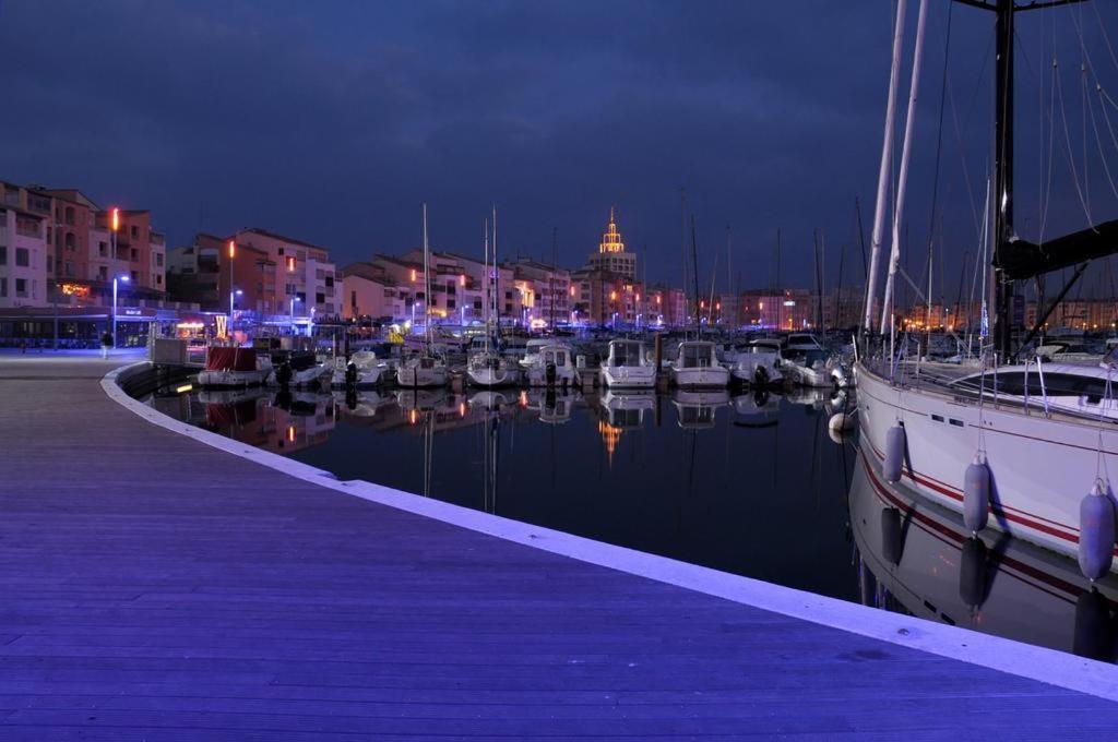 Studio Cabine Vue Port Avec Parking Prive, Piscine, Parc, Boulodrome Agde Exterior photo